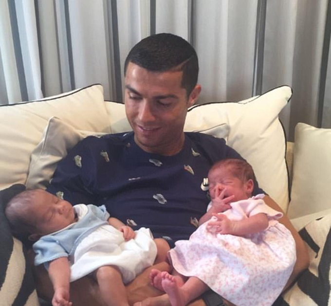 Cristiano Ronaldo hạnh phúc khoe cặp song sinh lên mạng