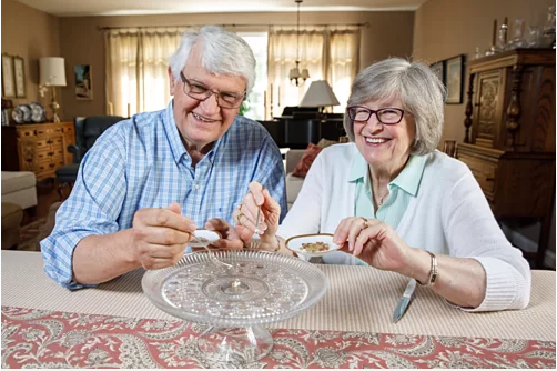 Chuyện lạ: Cặp vợ chồng già để dành bánh cưới ăn nửa thế kỷ chưa hết